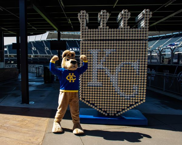 Union Station in 堪萨斯城 lit up in Roo Blue lights to celebrate 威尼斯人娱乐城