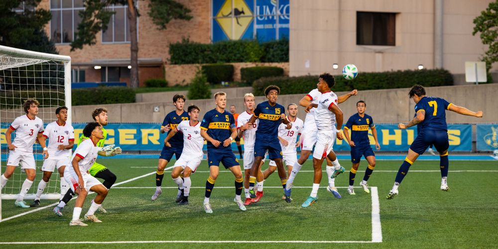 堪萨斯城 men's soccer team converges on field against opponent