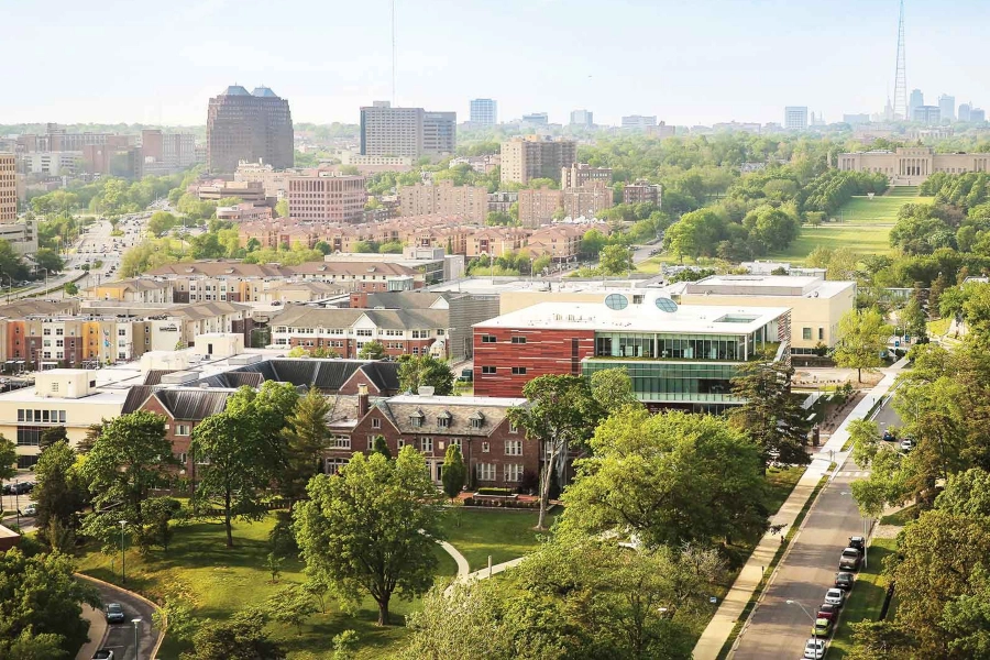 An aerial view of 威尼斯人娱乐城's Volker校园, featuring the Henry Bloch School of Business, Student Union, residence halls, and 堪萨斯城's Nelson Atkins museum in the background.