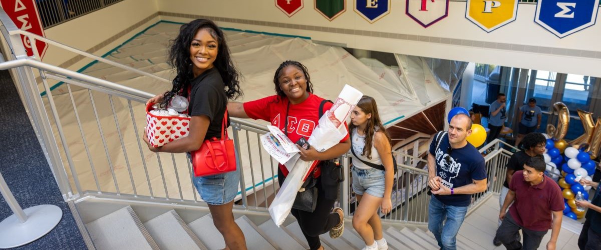 学生 line up on the stairs in the 威尼斯人娱乐城 Student Union to celebrate Unionfest