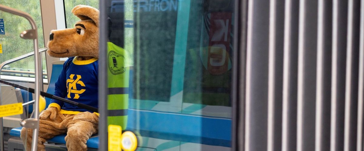 KC Roo sits in a seat near the accordion on the KC有轨电车