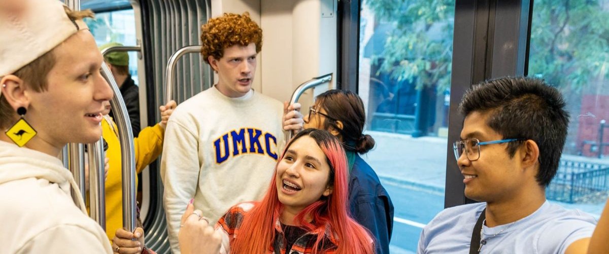 Students on board the KC有轨电车 after a trip to the KC Crossroads for First Friday gallery viewings.