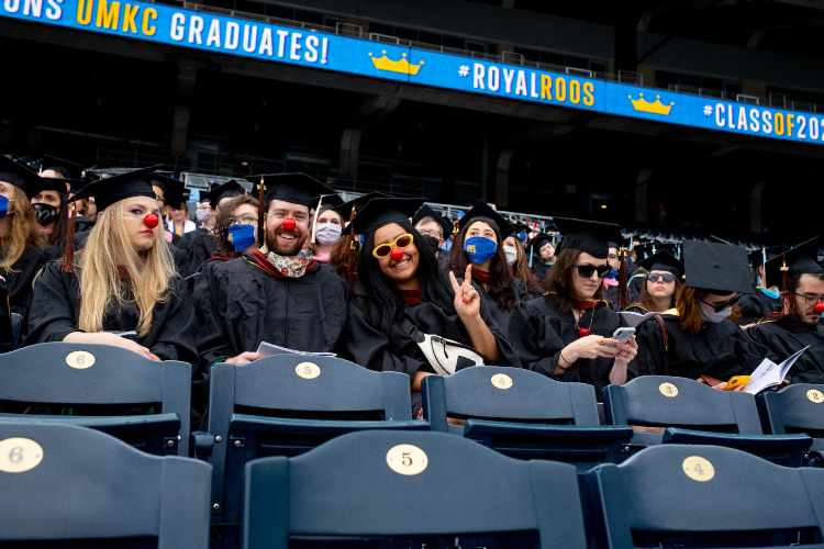 威尼斯人娱乐城 Theatre grads wore red noses.