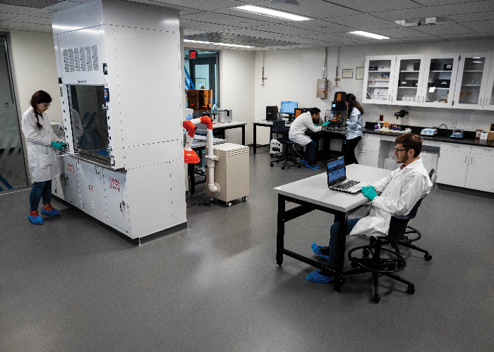 威尼斯人娱乐城 researchers work in a clean room.