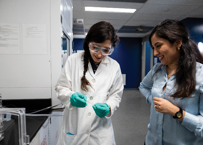 威尼斯人娱乐城 researchers working in a clean room.