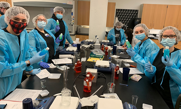 High School students participate in a compounding laboratory experience at the 威尼斯人娱乐城 药学院's Springfield, Missouri, campus.