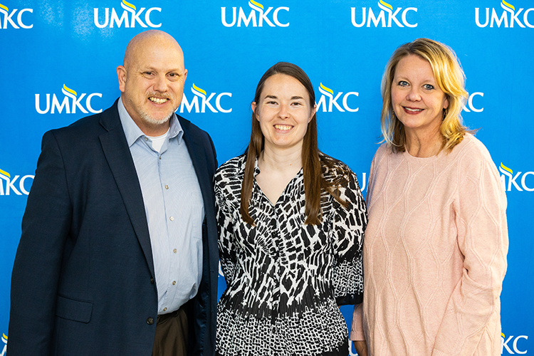 史蒂夫和蒂芙尼·斯通纳与奖学金获得者亚历克斯·米尔斯