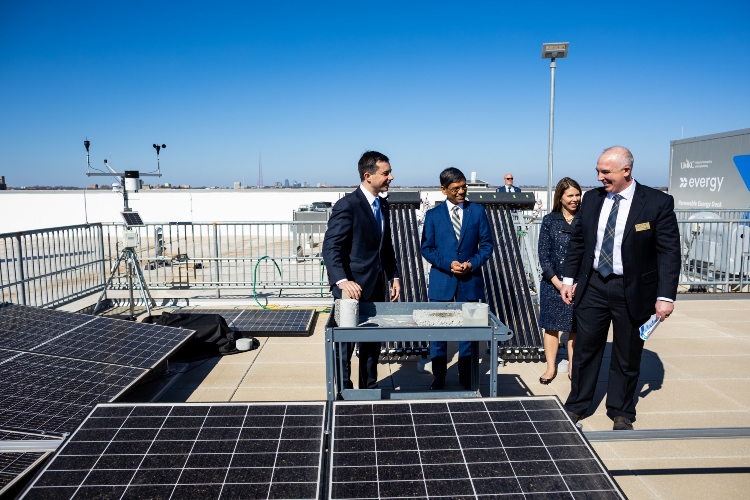 Pete Buttigieg on Pla圣er Center rooftop