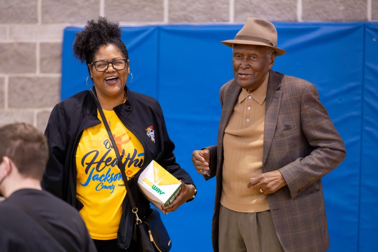 Jannette 伯克利,Patton and Alvin Brooks stand toge的r and talk