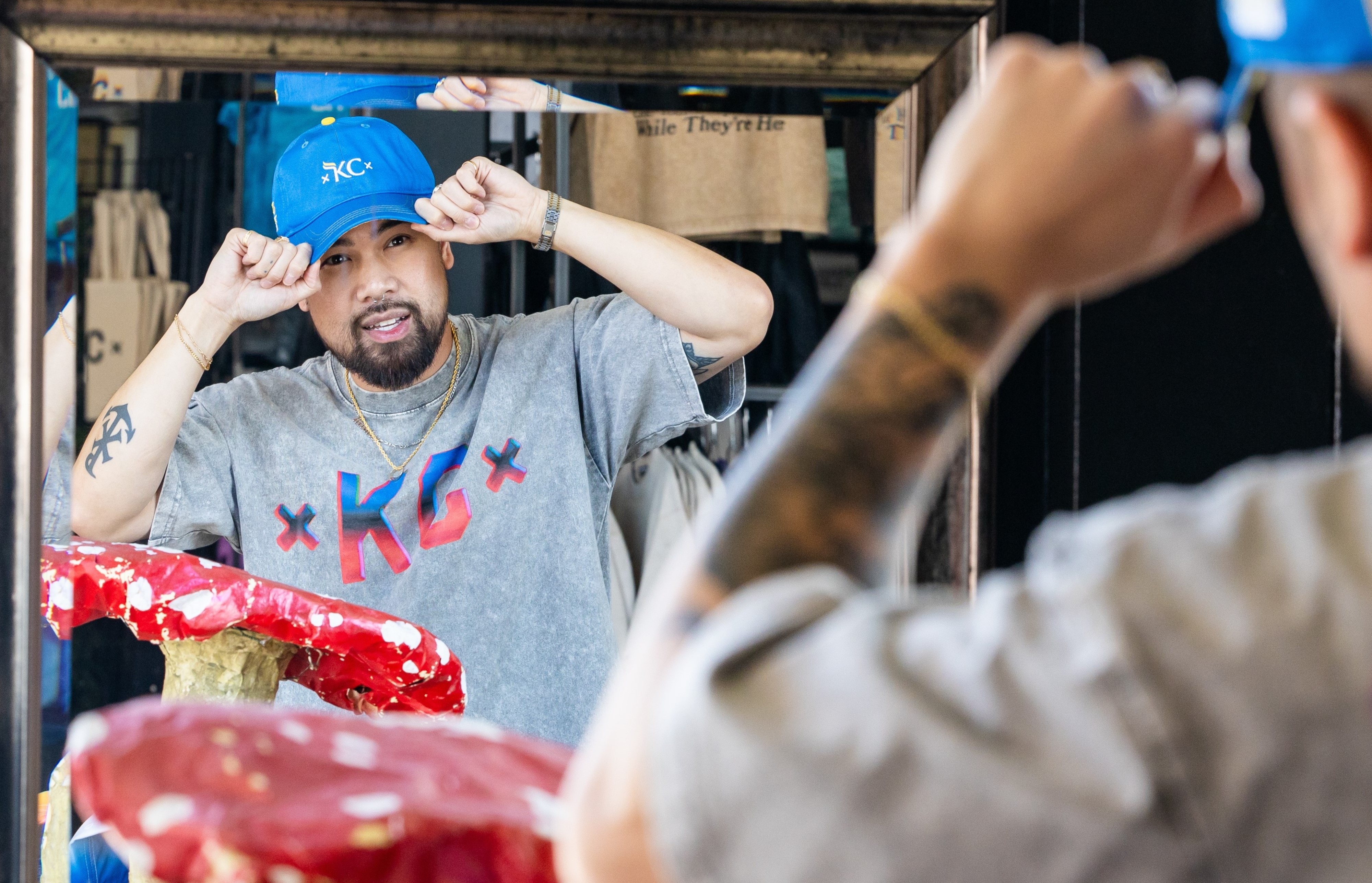 Picture of Made Mobb co-owner Vu Radley wearing a 威尼斯人娱乐城 and Made Mobb hat