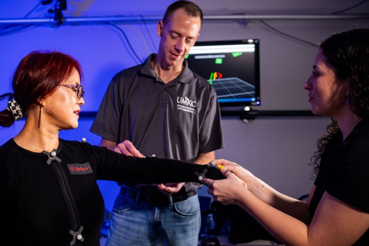 Mei Fu working with researchers.