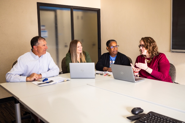 SOM 教师 meet to discuss research