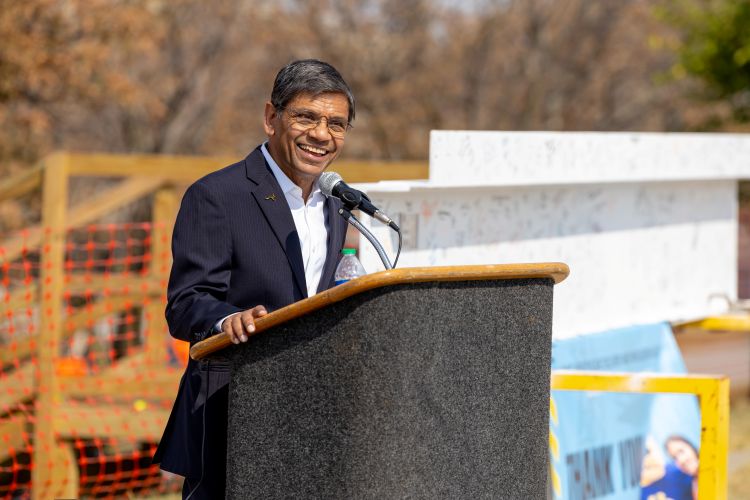 威尼斯人娱乐城校长 speaking at podium at HDIB