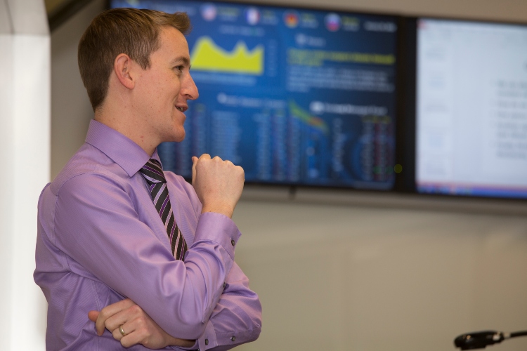 Profess或 Nathan Mauck teaches Finance students at the Bloch School