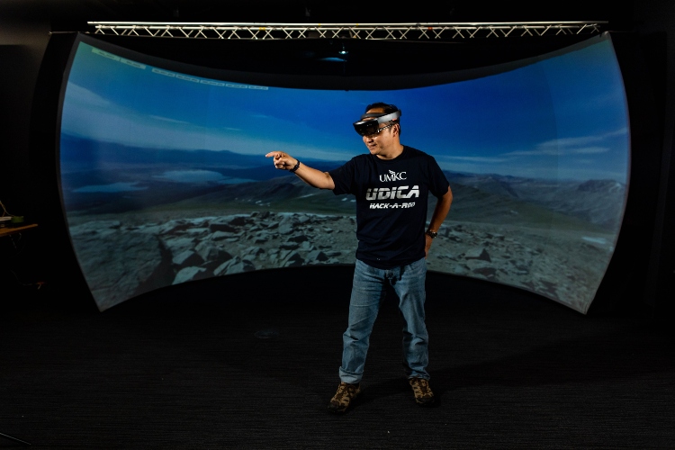 A profess或 uses the VR lab in the Plaster Center