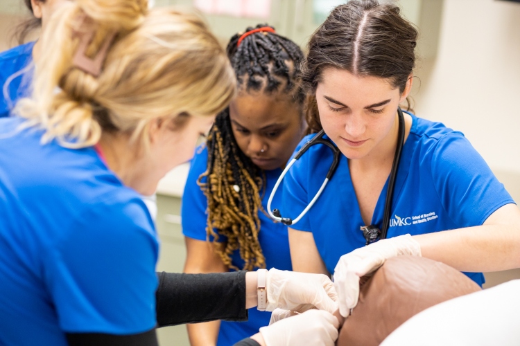 威尼斯人娱乐城 Nursing Students practice in the simulation lab