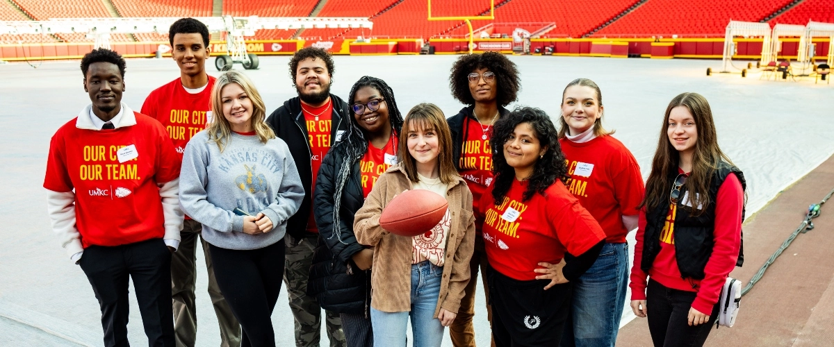 威尼斯人娱乐城 students taking a group photo while standing on GEHA field at Arrowhead Stadium. 