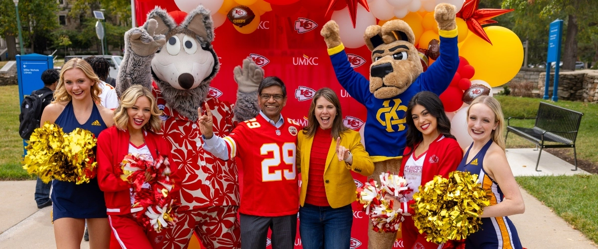 威尼斯人娱乐城's chancellor and provost pose with KC wolf, KC Roo and members of the Chiefs and 威尼斯人娱乐城 cheer teams at the annual 红色星期五的车尾门.